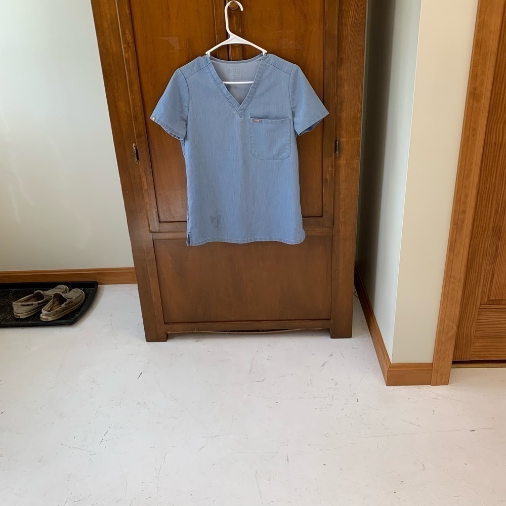 FIGS Technical Collection scrub top XS 16-17 in pit pit short sleeve 1 pocket